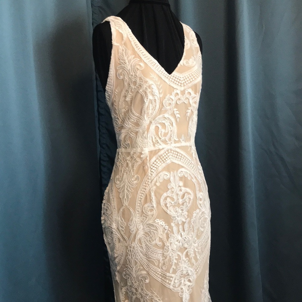 Elegant lace gown with train - Picture 3 of 12